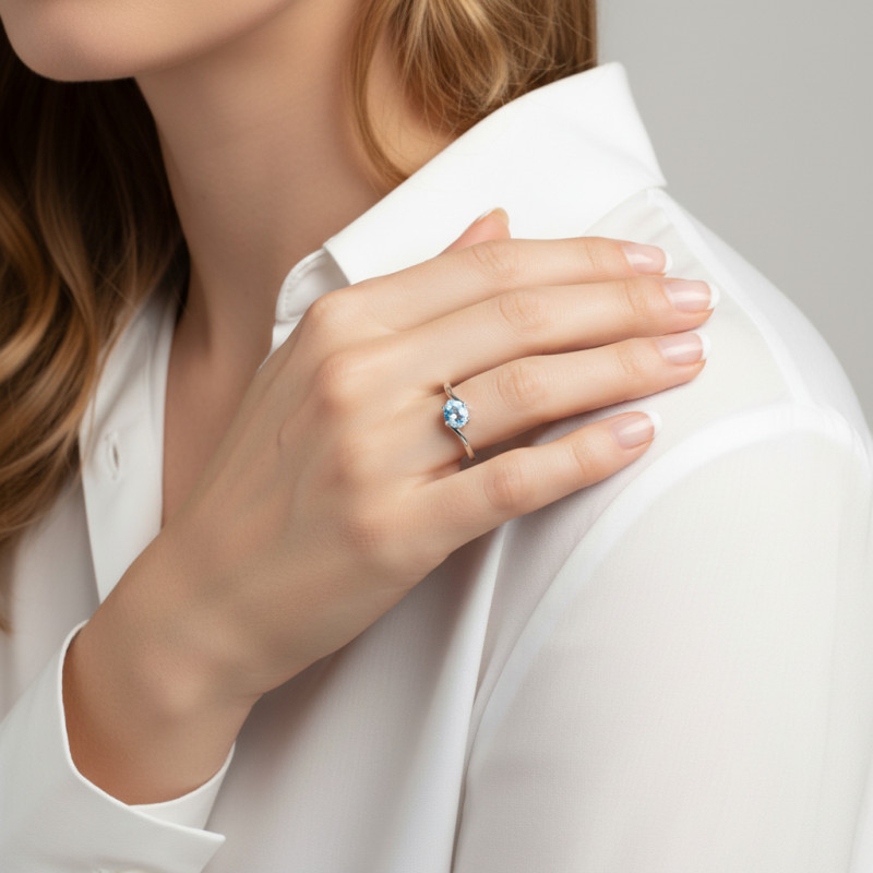 Bague Corps Crisé Argent Rhodié Topaze Bleue traitée Ovale 7x5mm porté