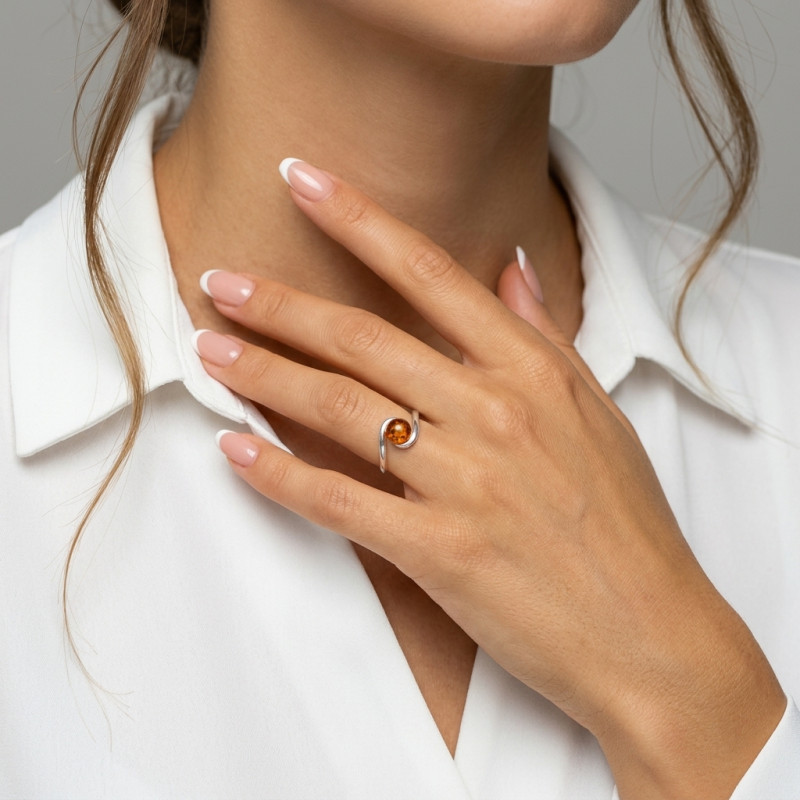Bague Corps croisé Ambre 7mm en Argent 925 porté