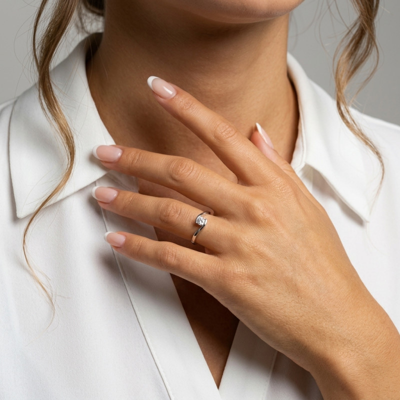 Bague Corps Croisé Or Blanc 750 Diamant 0.39 carat porté