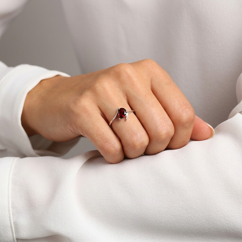 Bague Croisée Argent et Grenat  Poire porté