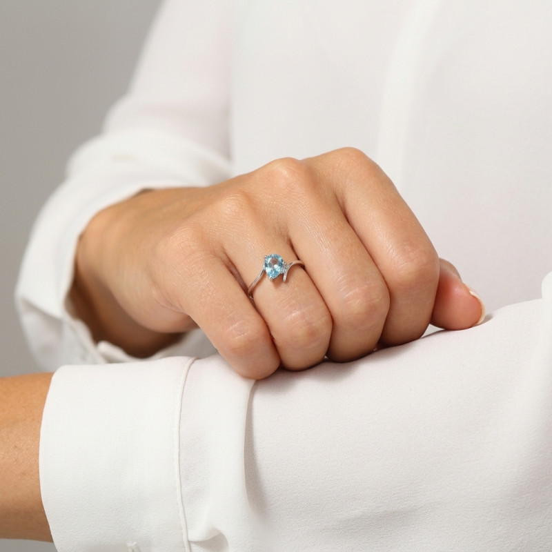 Bague Croisée Argent et Topaze bleue traitée  Poire porté