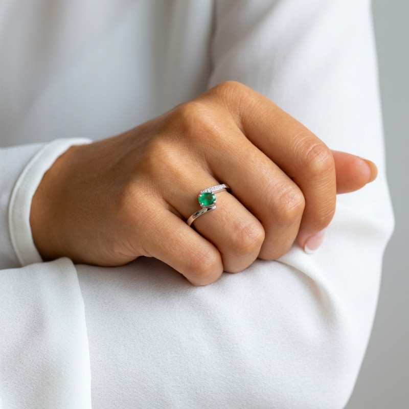 Bague de Fiançailles Emeraude Ovale 6x4 et Diamant Or Blanc 750 porté