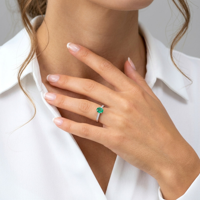 Bague de Fiançailles Or Blanc 750 Emeraude Ovale 7x5mm et Diamants porté