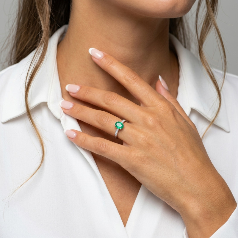Bague de Fiançailles Or Blanc 750 Emeraude Ovale 8x6mm et Diamant porté
