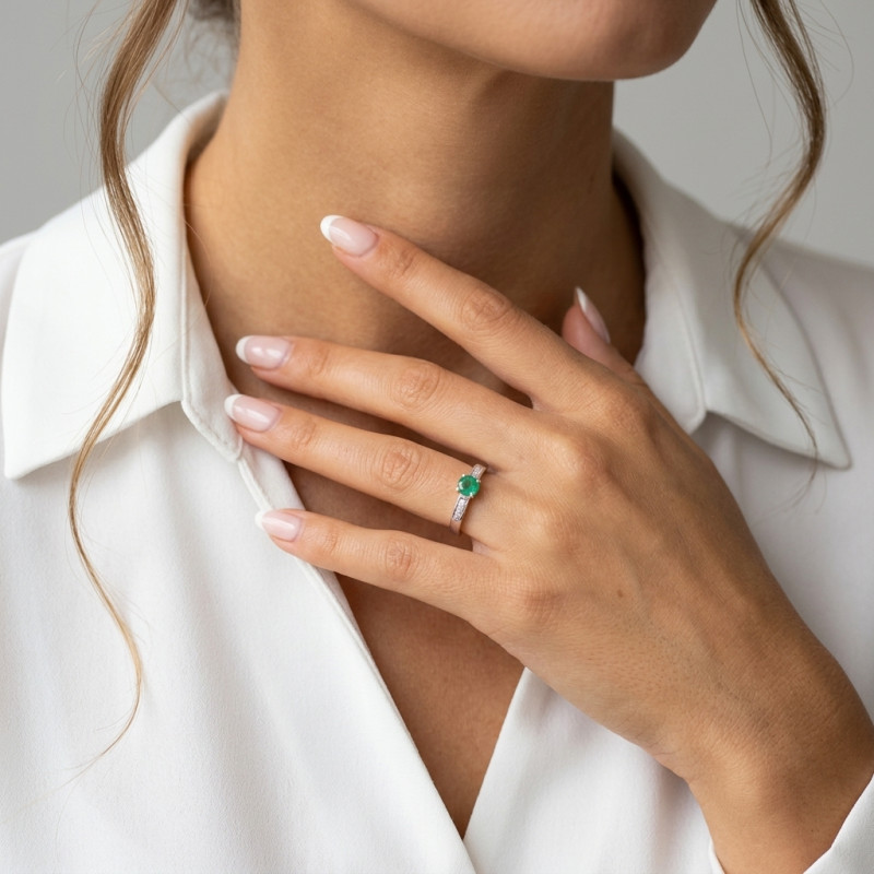 Bague de Fiançailles Or Blanc 750 émeraude ronde 5.5mm et diamants porté