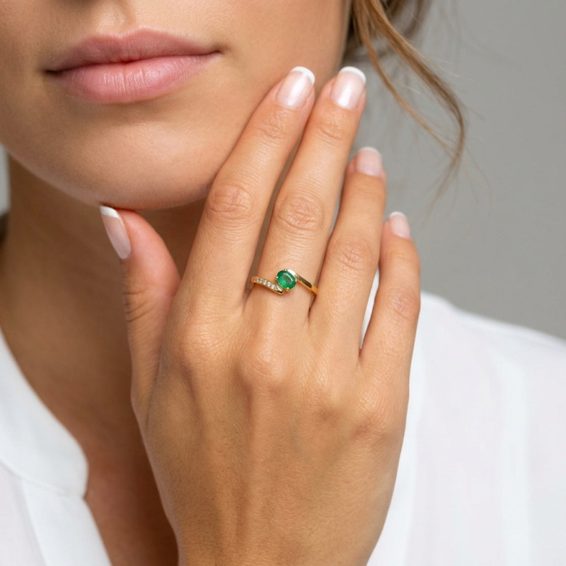 Bague de Fiançailles Or Jaune 750 Emeraude Ovale 6x4mm AAA et Diamant porté