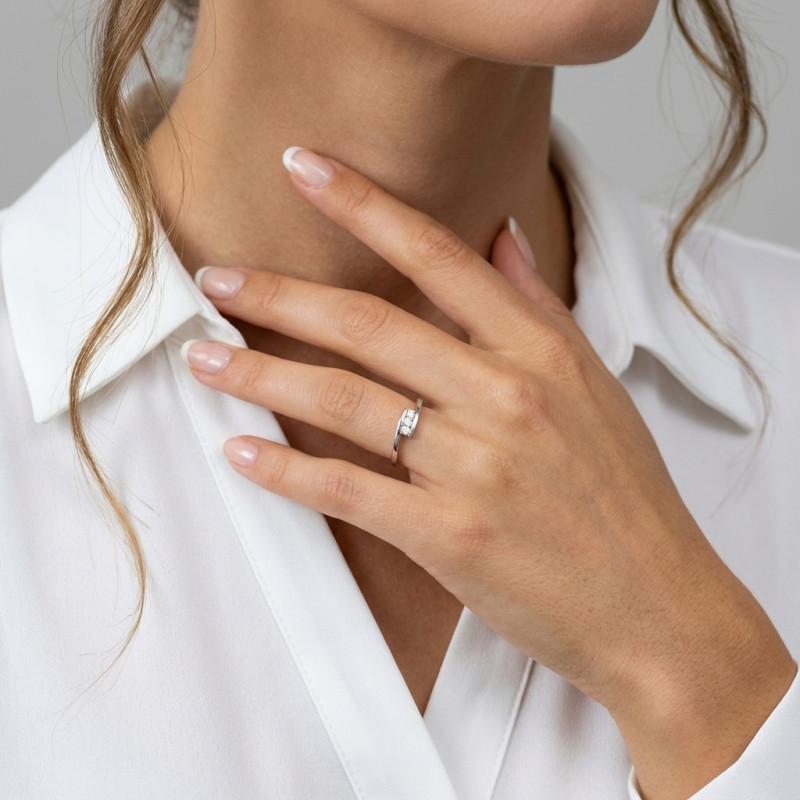 Bague Diamant Trilogie en or blanc 750 porté