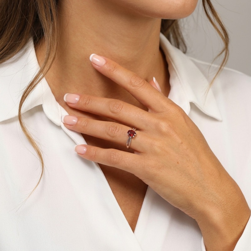 Bague Élancée Argent Grenat  Ovale 8x6mm porté