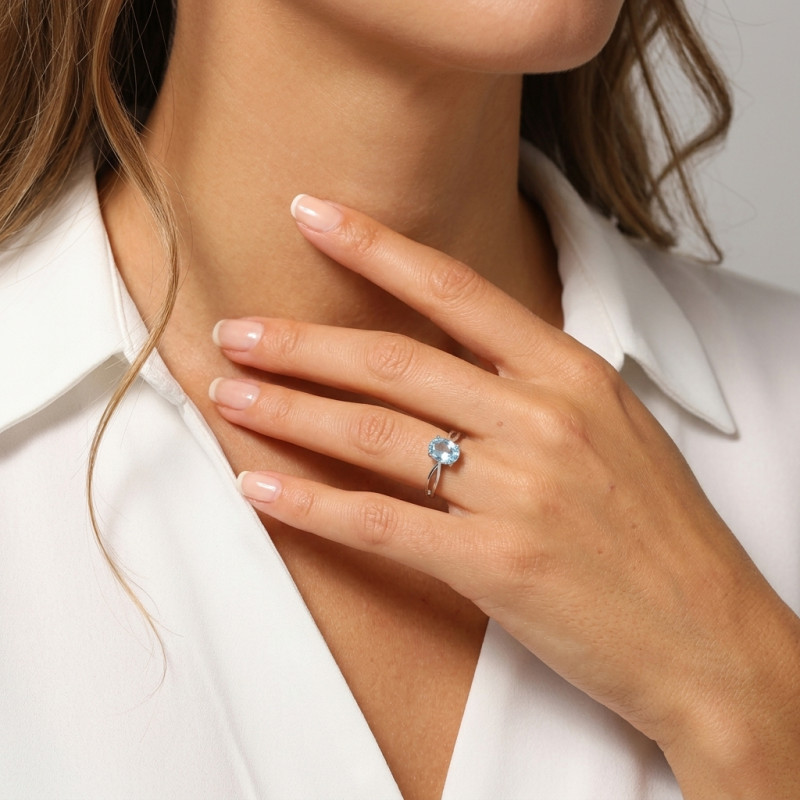 Bague Élancée Argent Topaze bleue traitée  Ovale 8x6mm porté