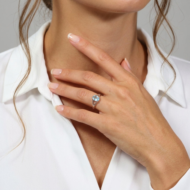Bague en Argent 925 et Topaze Bleue traitée Ovale 8x6mm porté