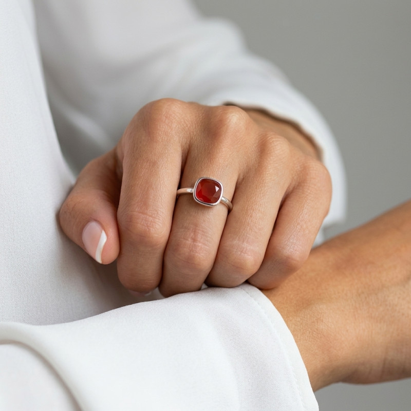 Bague en Argent 925 rhodié et Cornaline porté