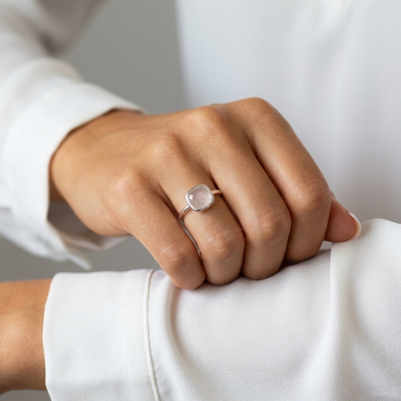 Bague en Argent 925 rhodié et Quartz Rose porté