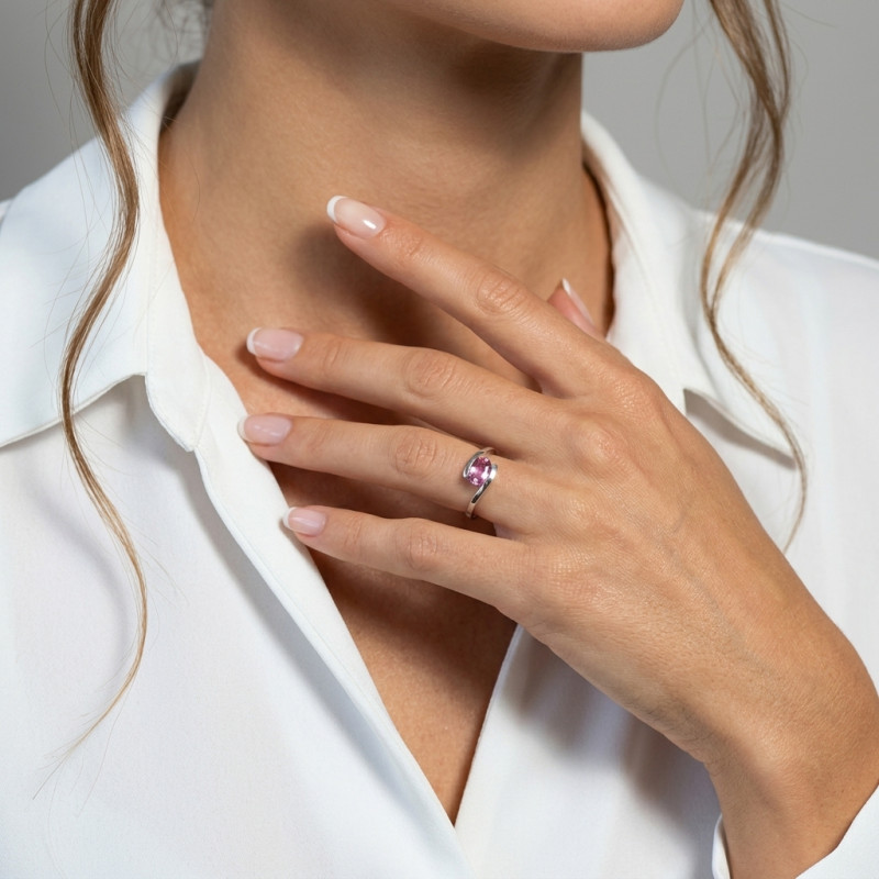 Bague en Or Blanc 750 sertie d'un Saphir Rose Ovale de 8x6mm porté