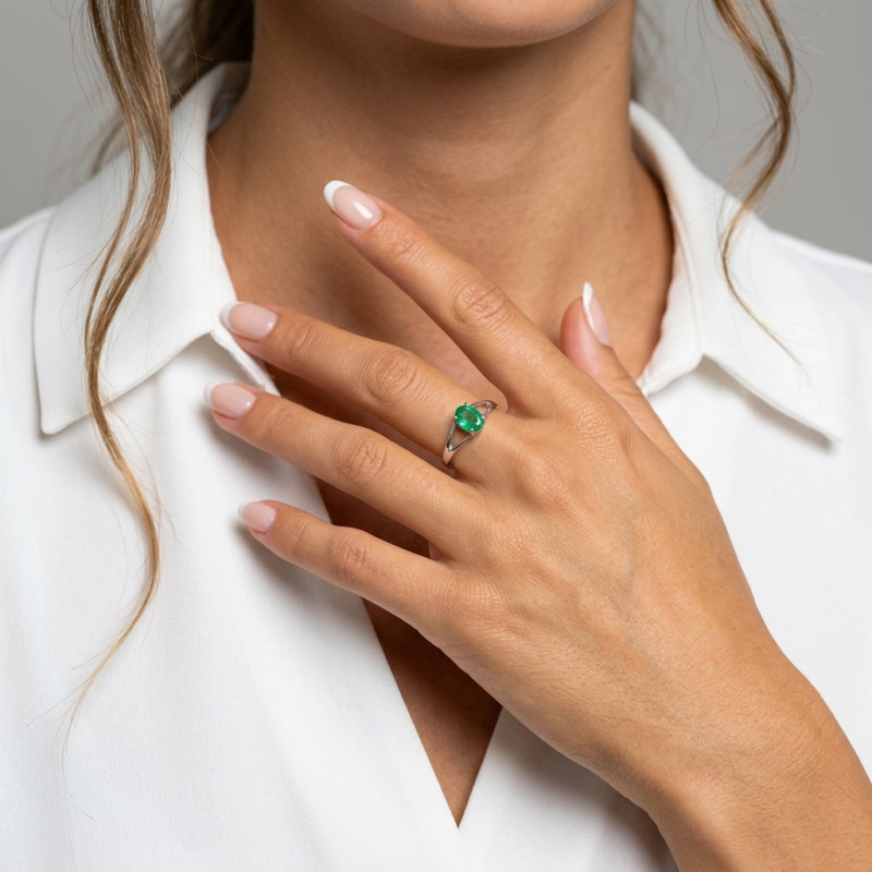 Bague en Or Blanc et Emeraude 8x6mm porté
