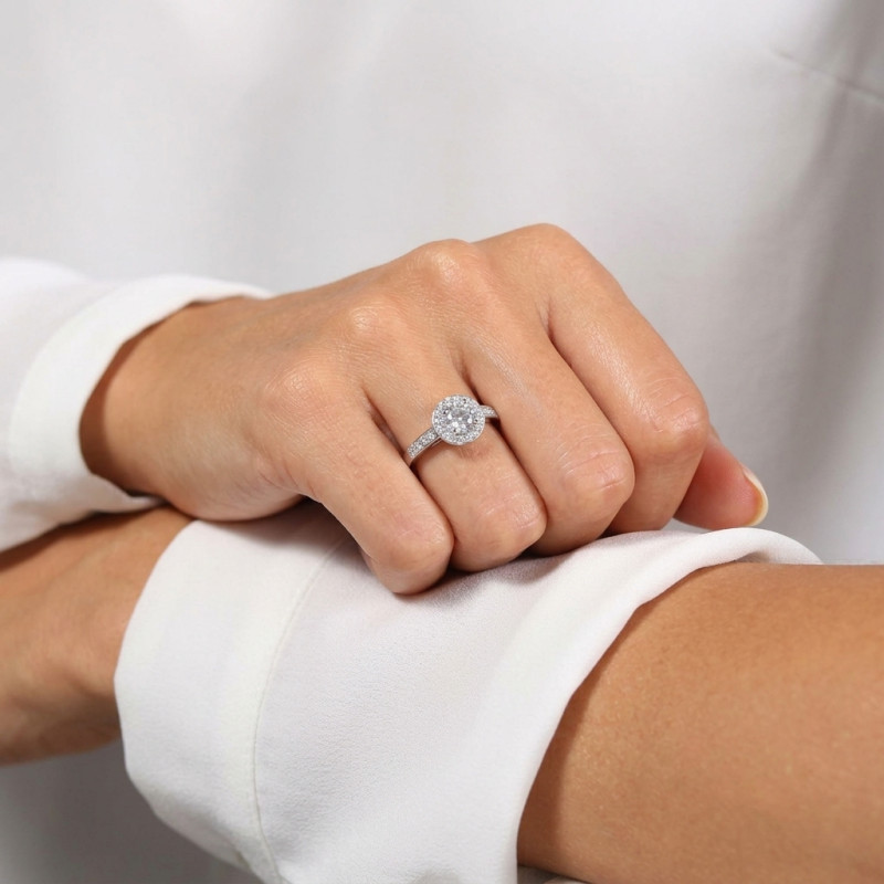 Bague Entourage Diamant Or Blanc 750 porté