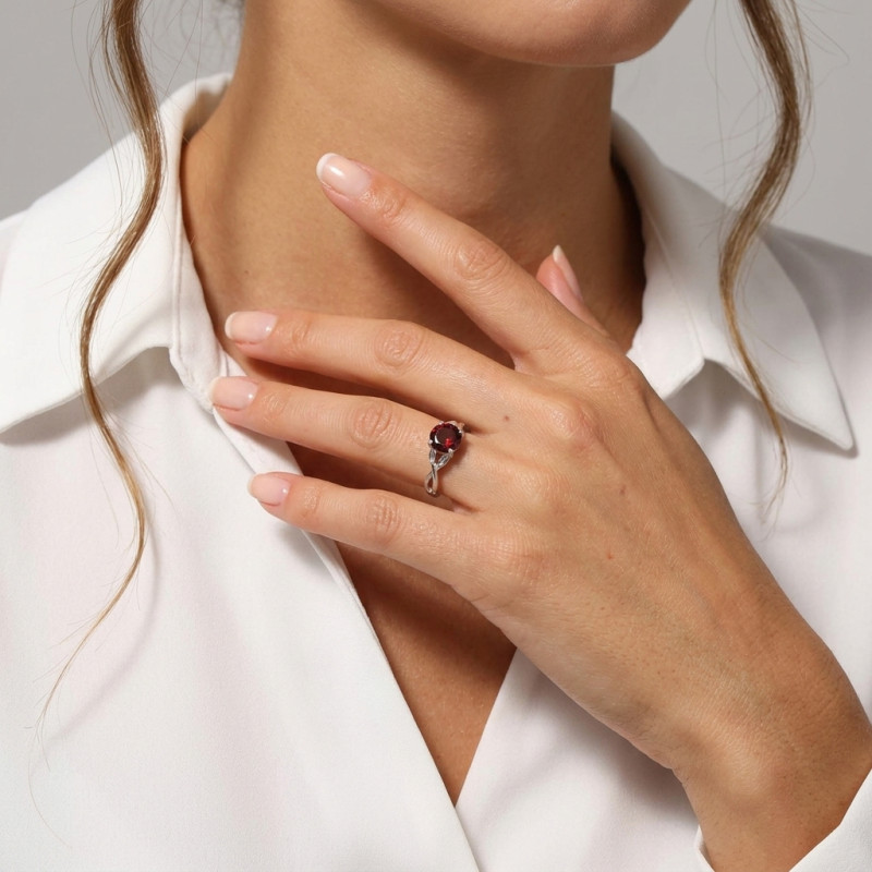 Bague Entrelacée Argent Grenat Rond 8mm porté