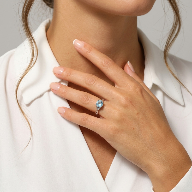 Bague Entrelacée Argent Topaze bleue traitée Ronde 8mm porté