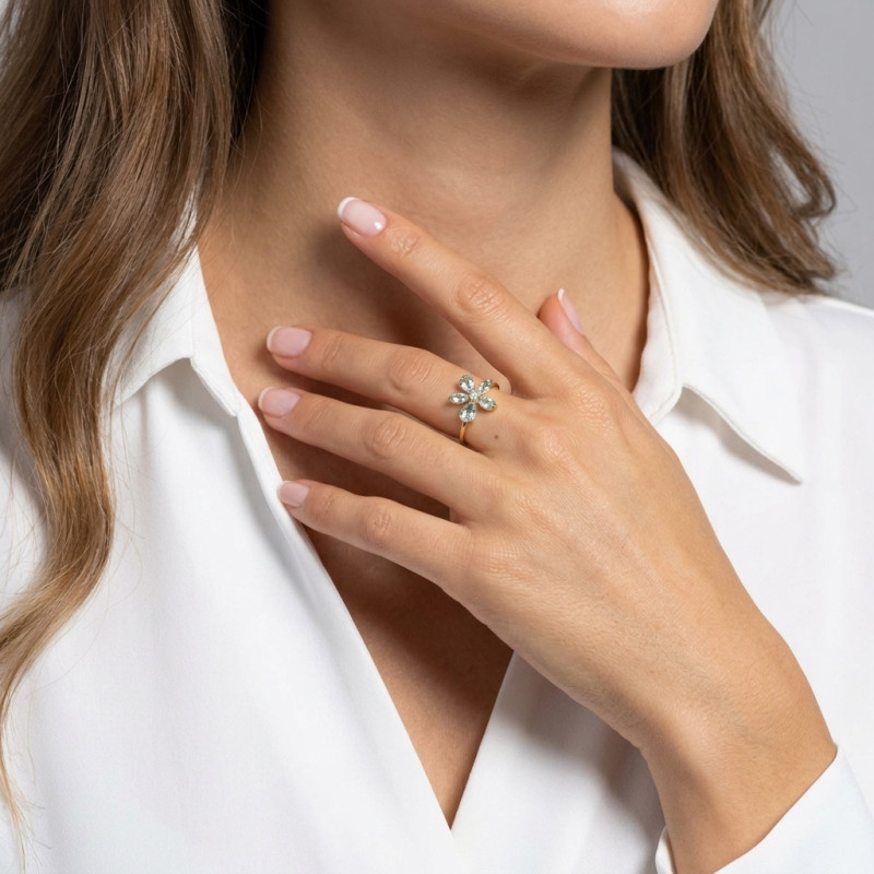 Bague Fleur Or Jaune 375 Topaze bleue traitée et Diamant porté