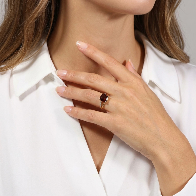Bague Grenat Coussin 10mm et Diamant Or Jaune 375  porté