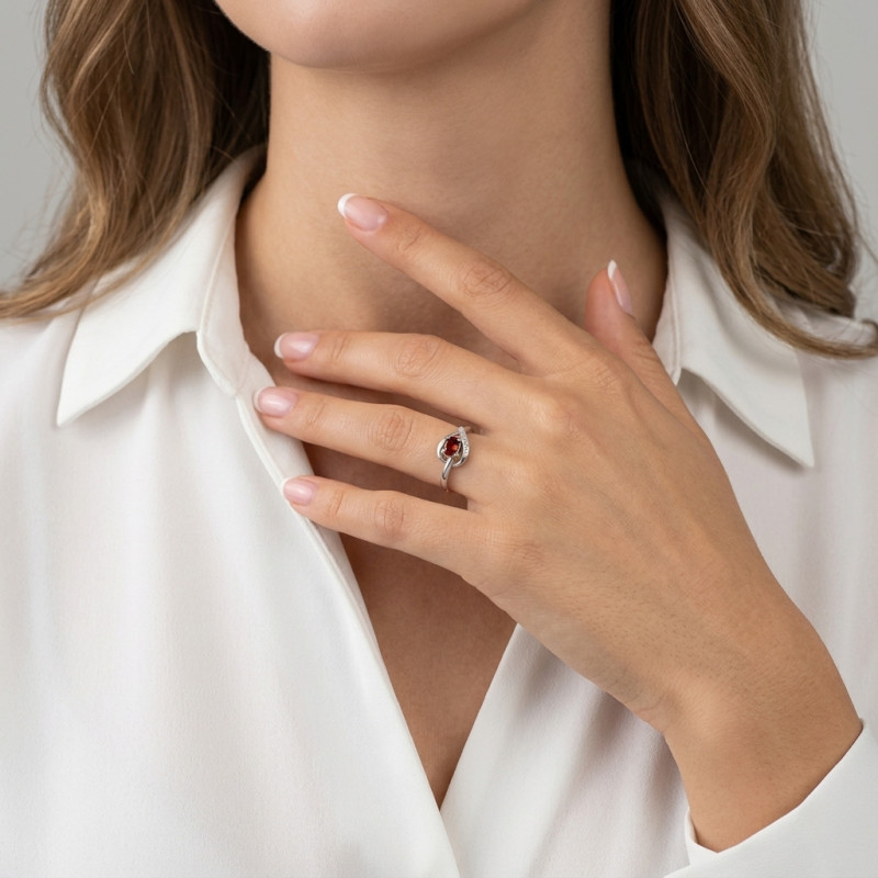 Bague  Grenat Ovale 5x4mm et Diamant en Or Blanc 375 porté