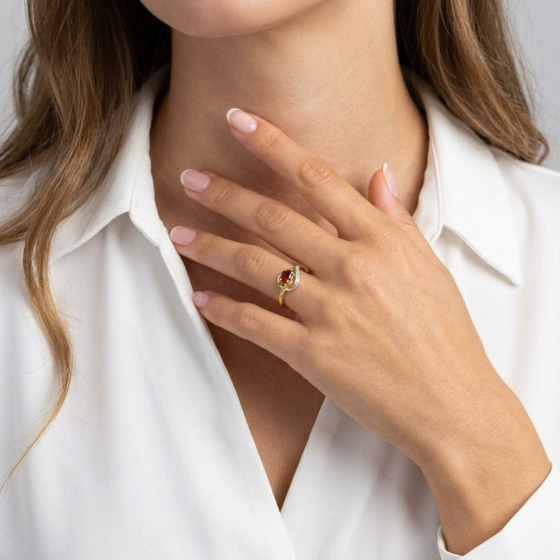 Bague  Grenat Ovale 5x4mm et Diamant en Or Jaune  375 porté