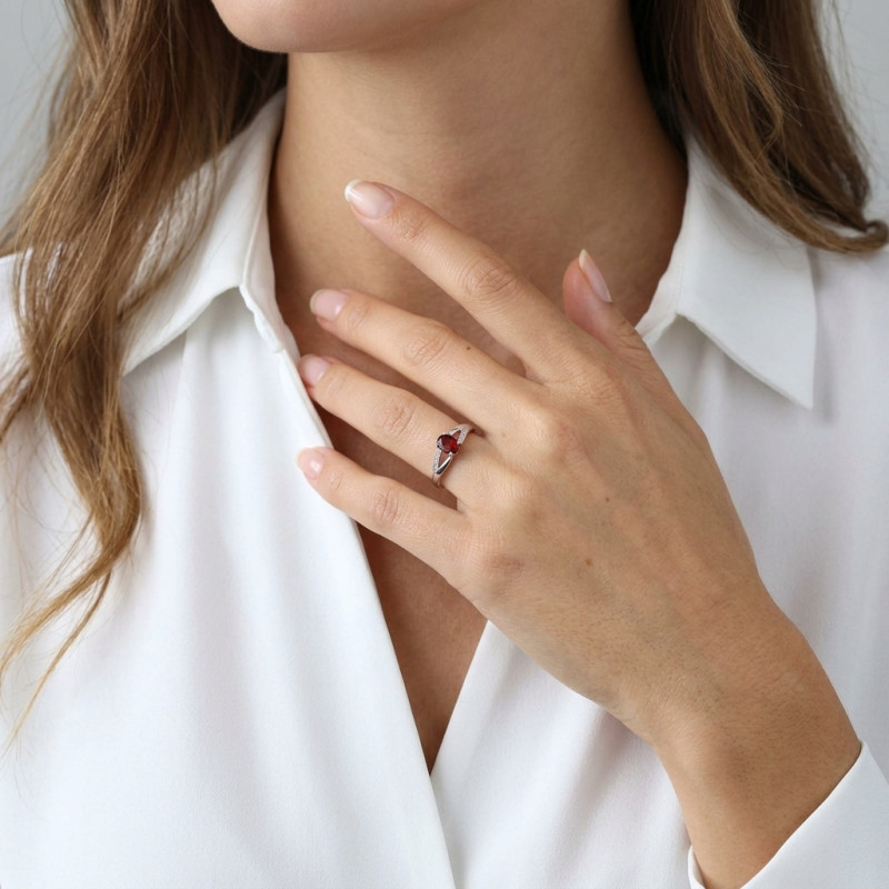Bague Grenat Ovale 6x4mm et Diamant en Or Blanc 375 porté