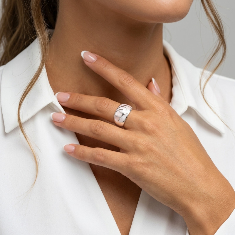 Bague Jonc Argent Incrusté de Nacre Blanche porté