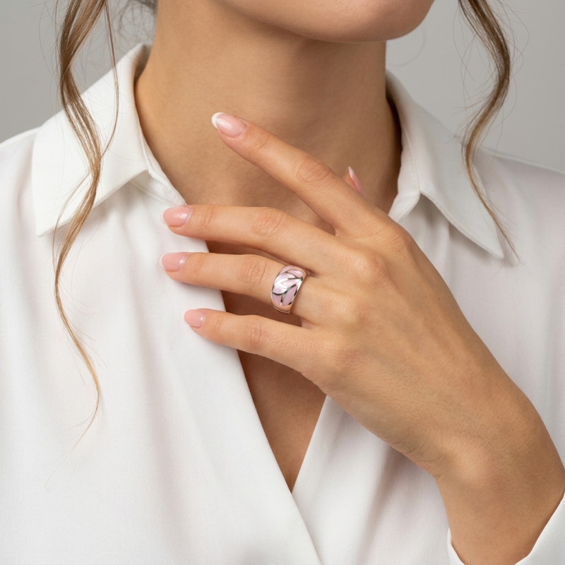 Bague Jonc Argent Incrusté de Nacre Rose porté