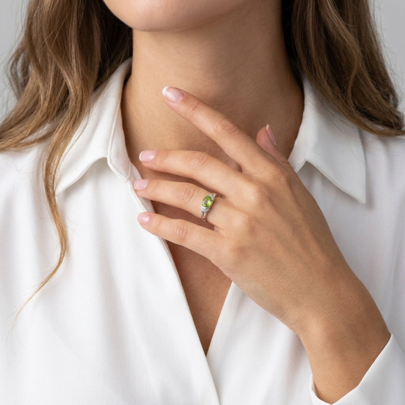 Bague Jonc Or Blanc 375 Péridot Ovale 8x6mm et Diamant  porté
