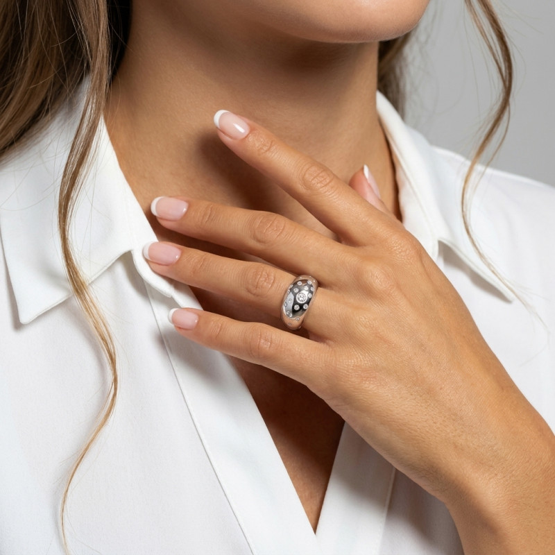 Bague Jonc Or Blanc Diamants 0.70 carat porté