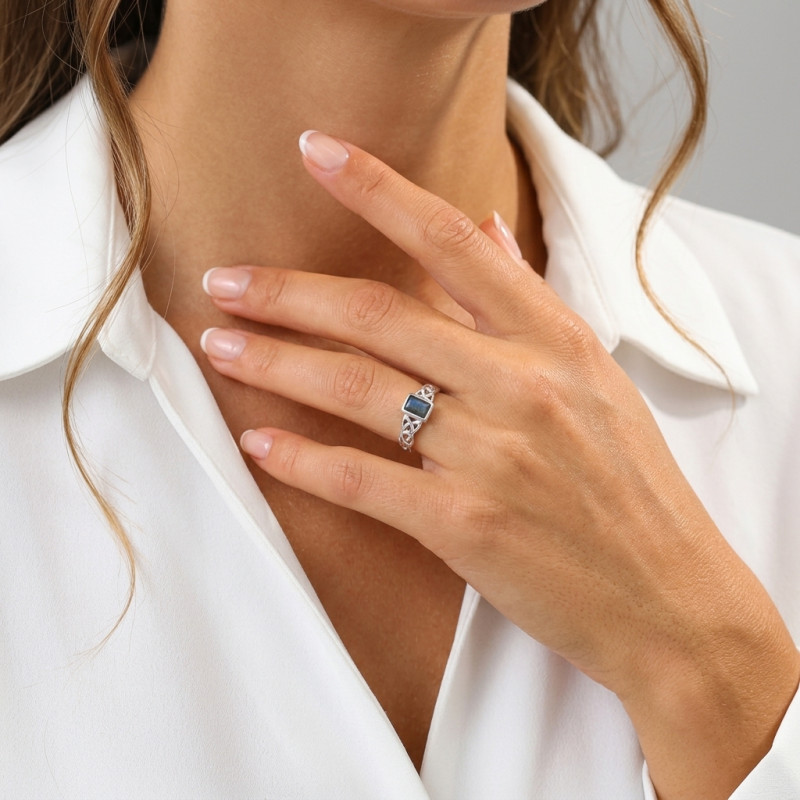 Bague Labradorite Argent Motif celtique porté