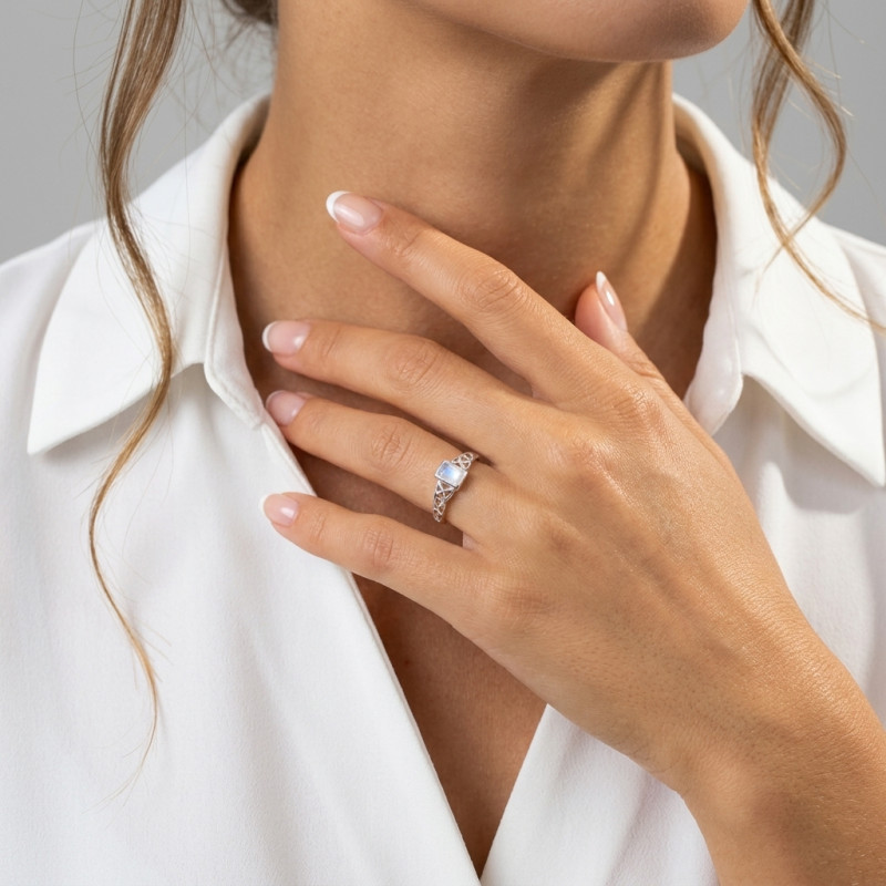 Bague Labradorite Argent Motif celtique porté