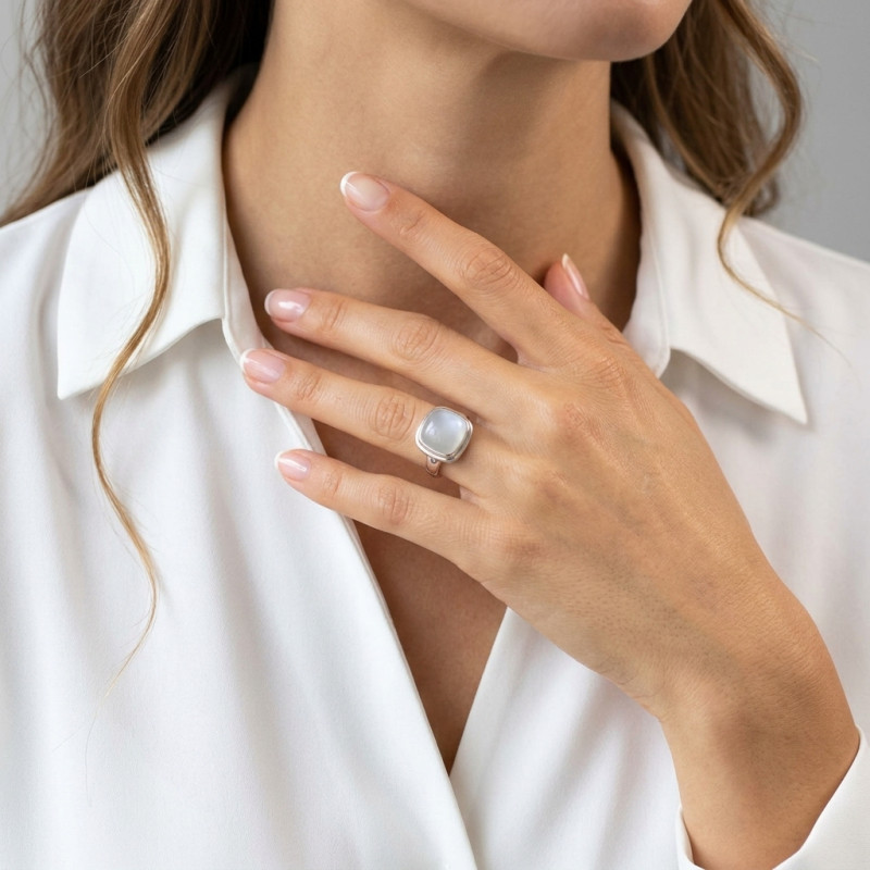Bague Labradorite Coussin 12mm en Argent porté