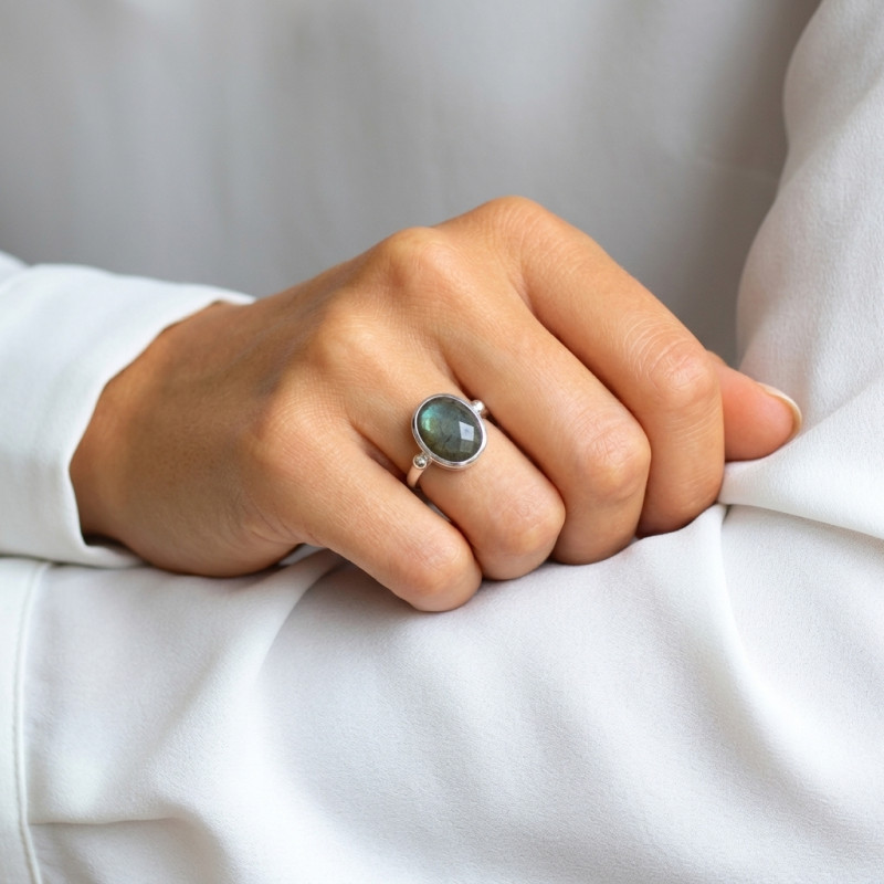 Bague Labradorite Ovale taille Dome 14x12mm porté