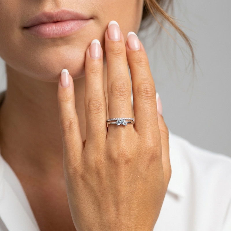Bague Louise Argent 925 Rhodié et Topaze bleue traitée porté