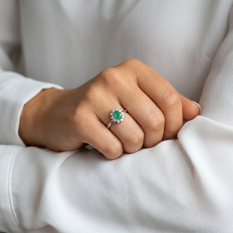 Bague Marguerite Or Blanc 750  Emeraude et Diamants porté