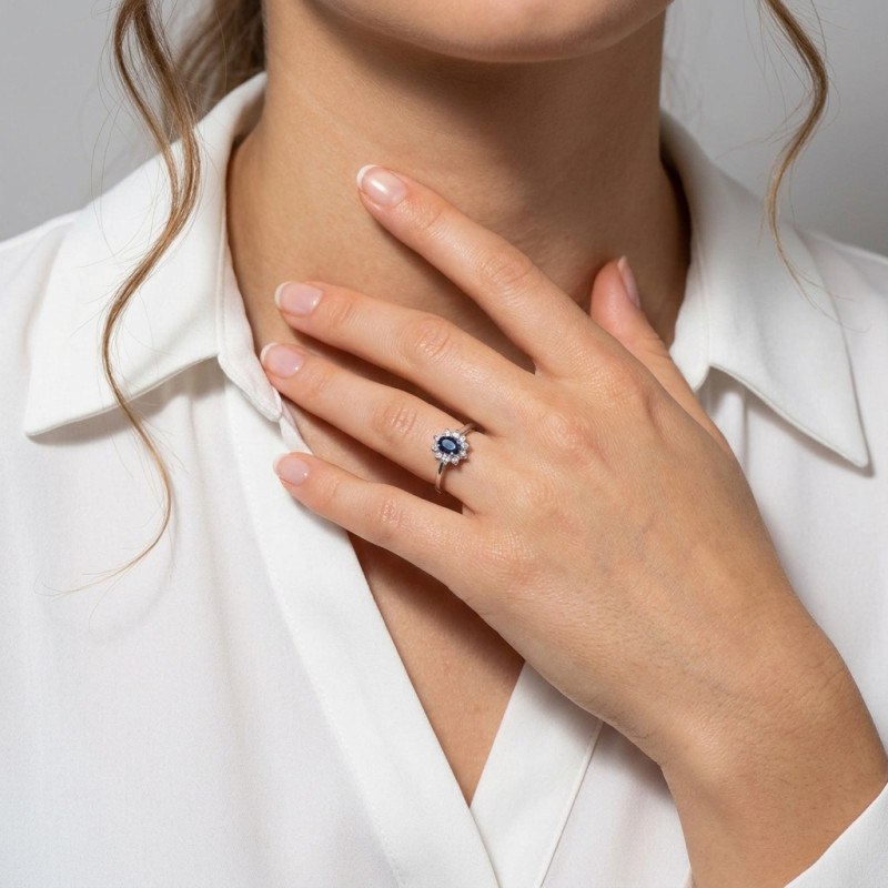 Bague Marguerite Or Blanc 750  Saphir et Diamants porté