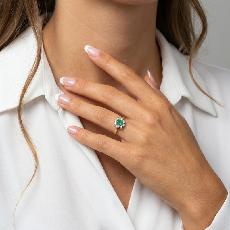 Bague Marguerite Or Jaune 750  Emeraude et Diamants porté