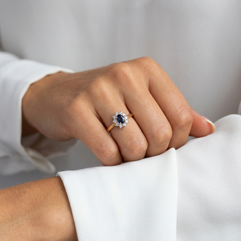Bague Marguerite Or Jaune 750 Saphir et Entourage Diamants porté