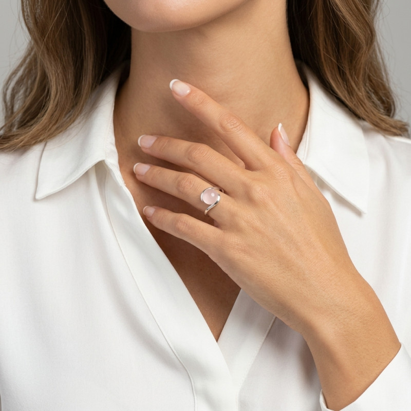 Bague Moderne Argent et Quartz Rose Cabochon Rond 12mm porté