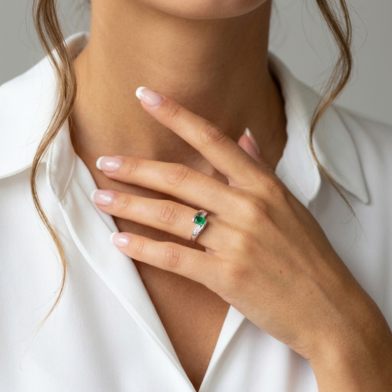 Bague Moderne Emeraude Ovale 7x5mm et Diamant Or Blanc porté