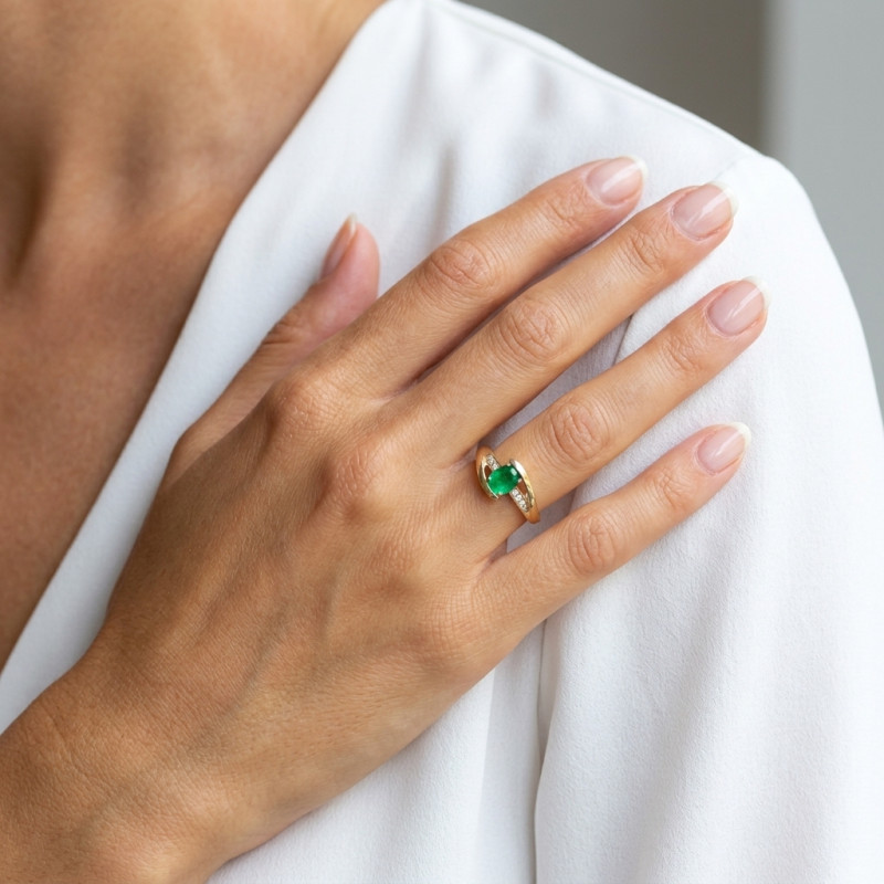 Bague Moderne Emeraude Ovale 7x5mm et Diamant Or jaune porté