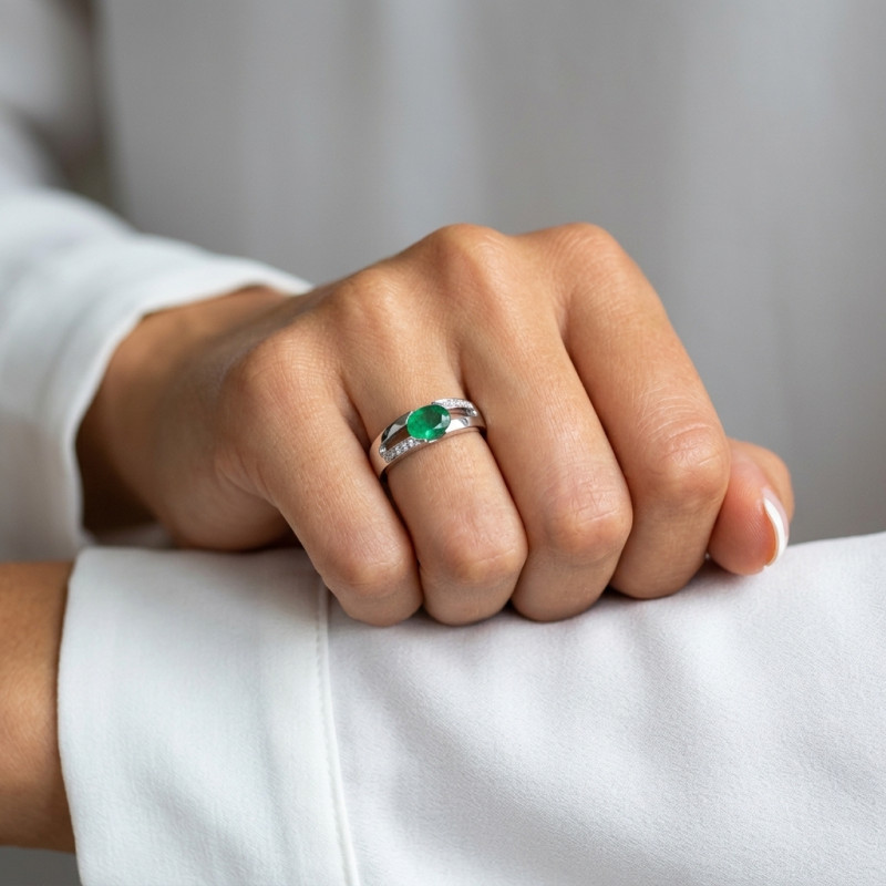 Bague Moderne Emeraude Ovale 8x6mm et Diamant Or Blanc porté