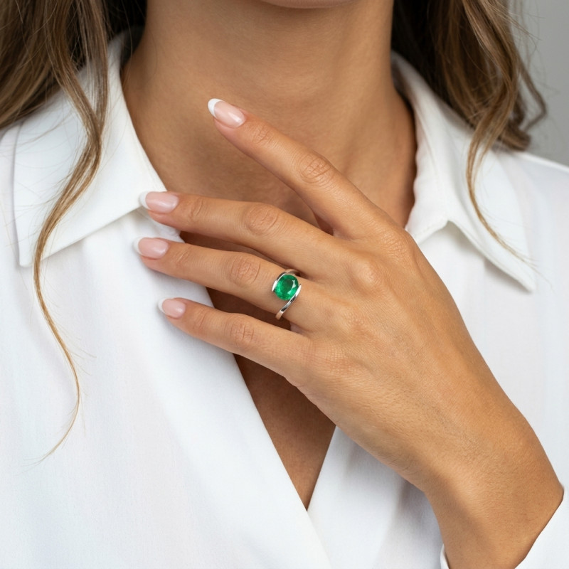 Bague Moderne Or Blanc 750 émeraude AAA ovale 10x8mm porté