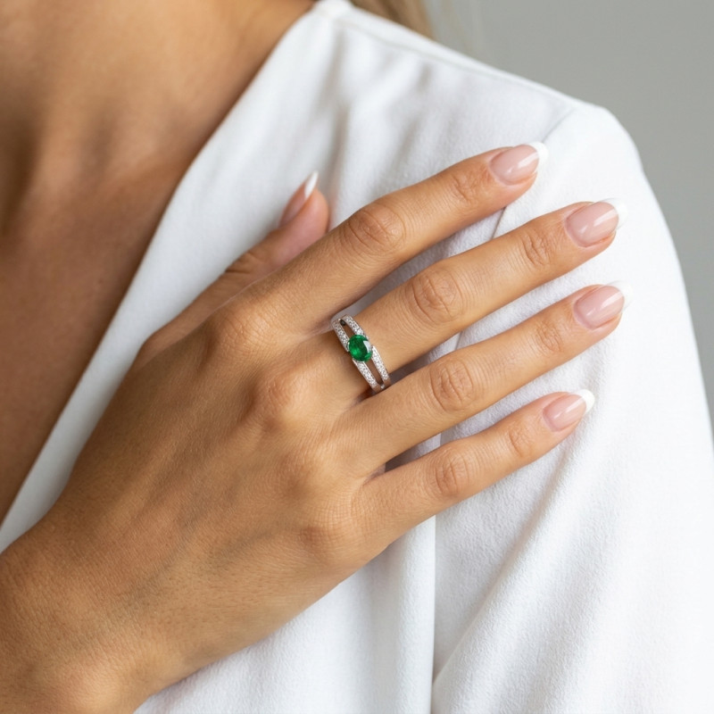 Bague Moderne Or Blanc 750  Emeraude AAA ovale 7x5mm et diamants porté
