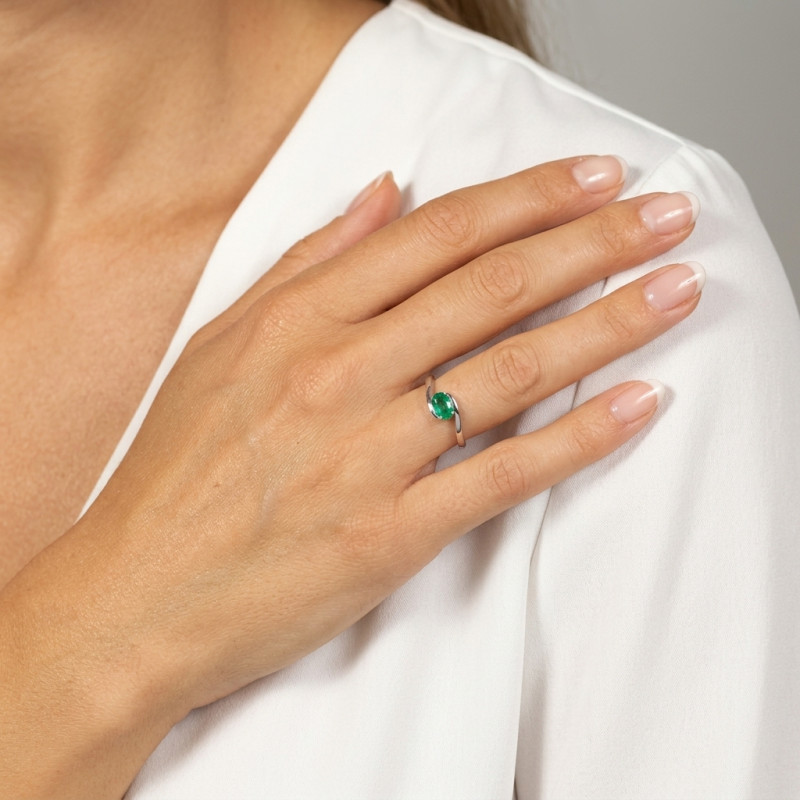 Bague Moderne Or Blanc 750 Emeraude AAA Ovale 7x5mm porté