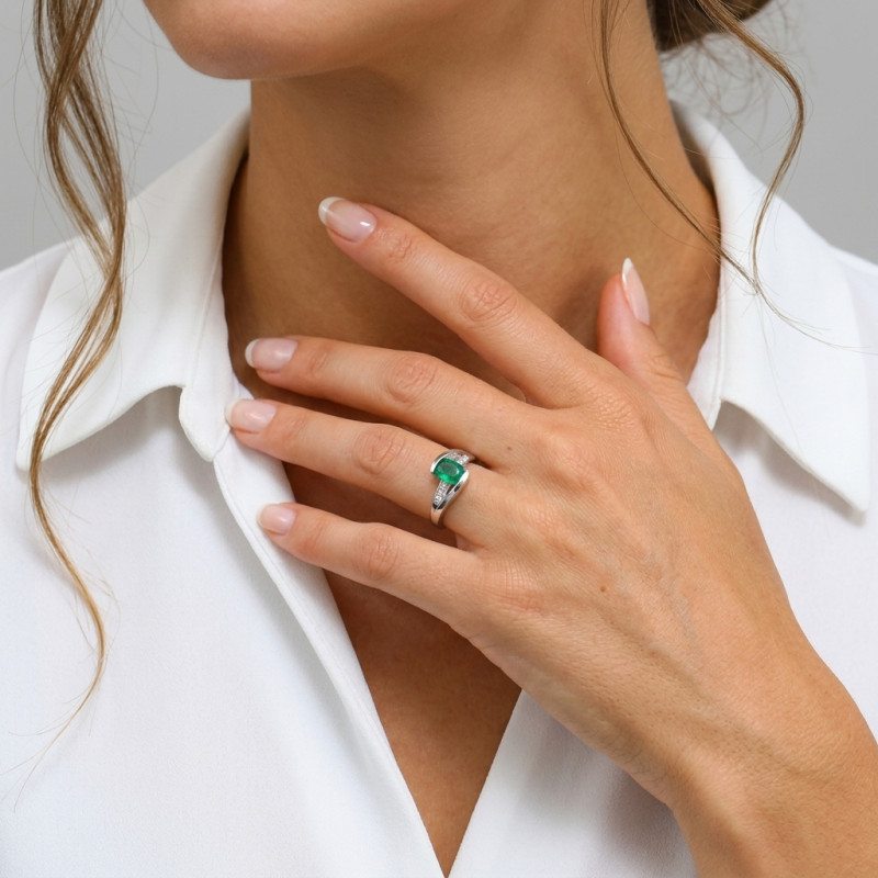 Bague Moderne Or Blanc 750 Emeraude ovale 7x5mm et diamants porté