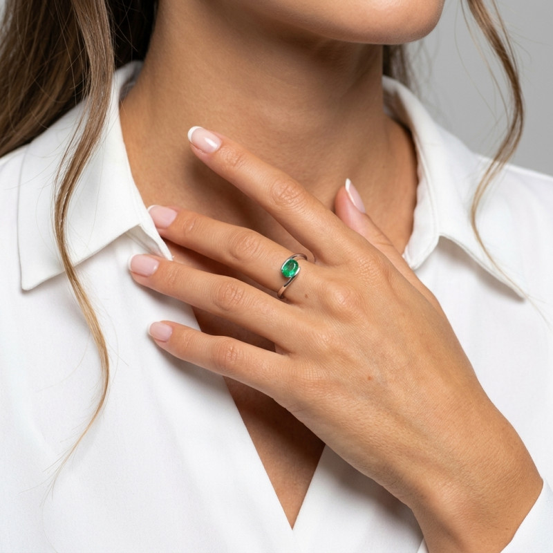 Bague Moderne Or Blanc 750 Emeraude Ovale 7x5mm porté