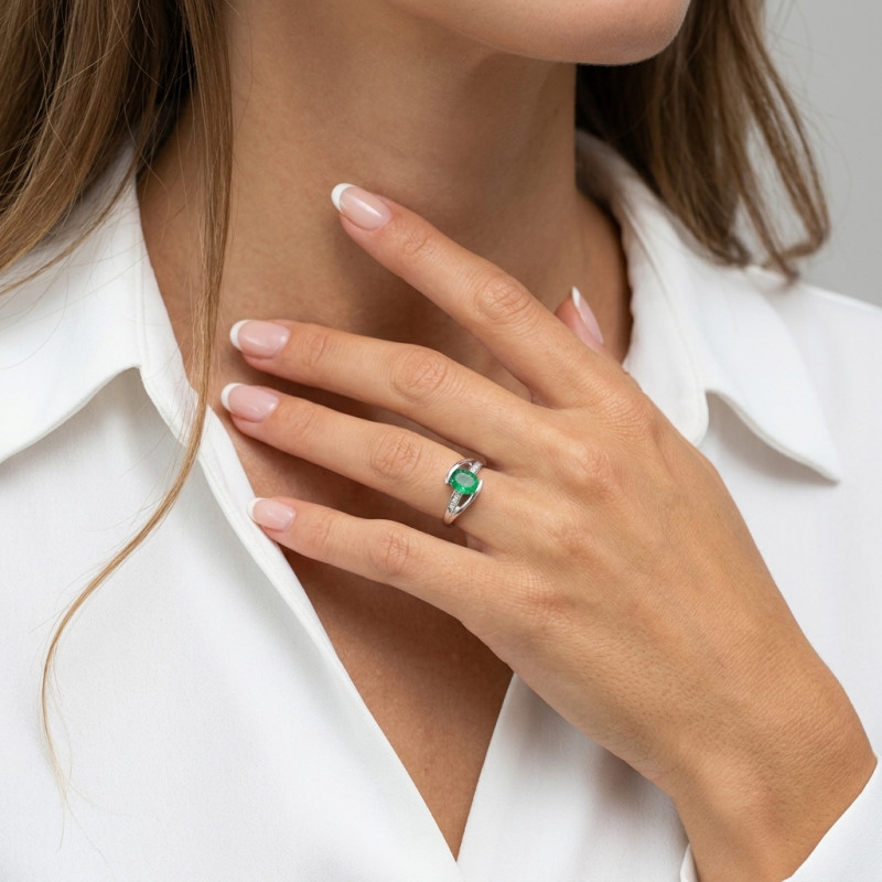 Bague Moderne Or Blanc 750 Emeraude Ovale 8x6mm et Diamant porté