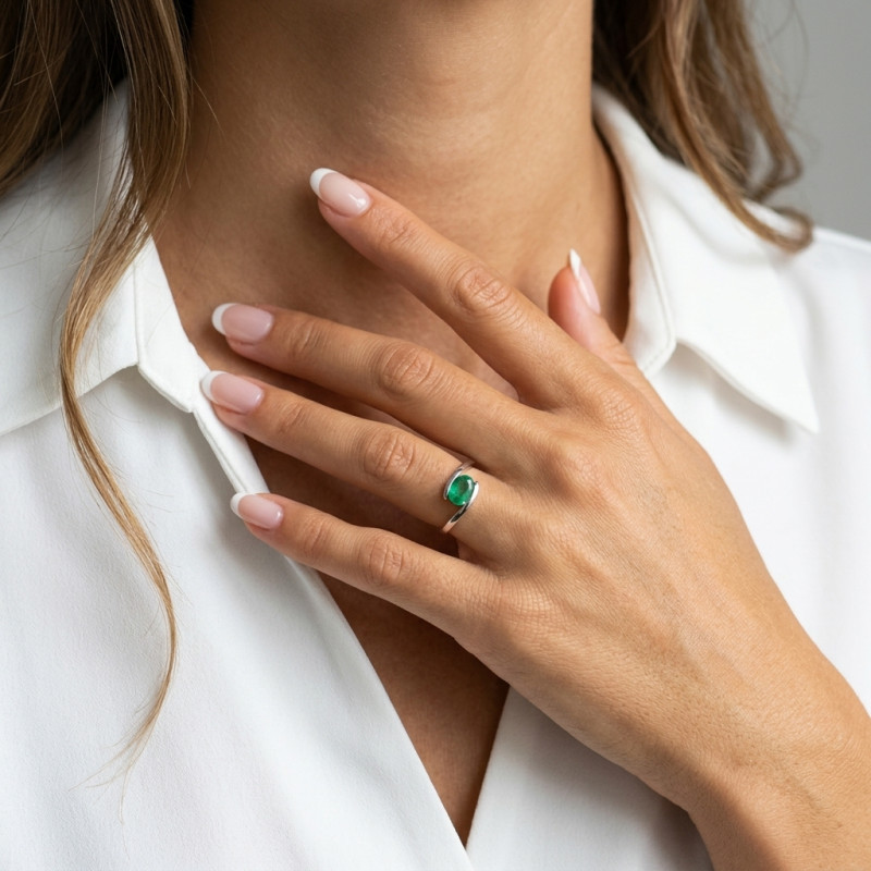 Bague Moderne Or Blanc 750 Emeraude Ovale 8x6mm porté